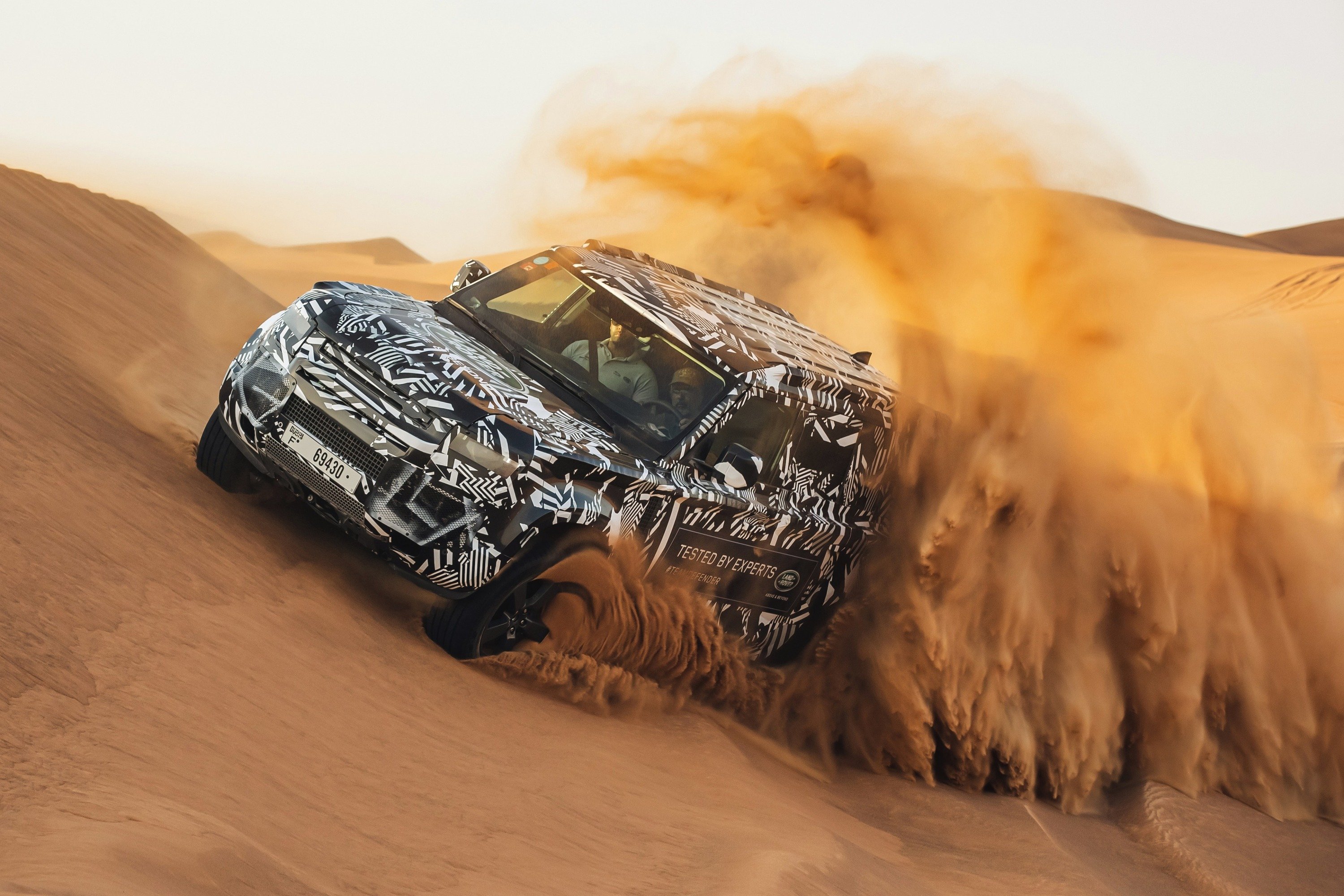 Land Rover Defender 2020, test nel deserto con la Croce Rossa