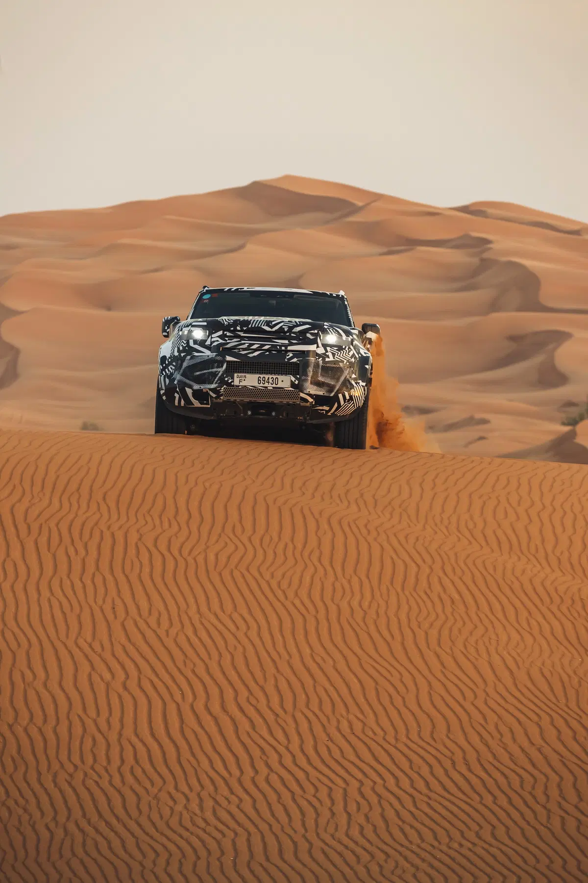 Land Rover Defender 2020, test nel deserto con la Croce Rossa (4)