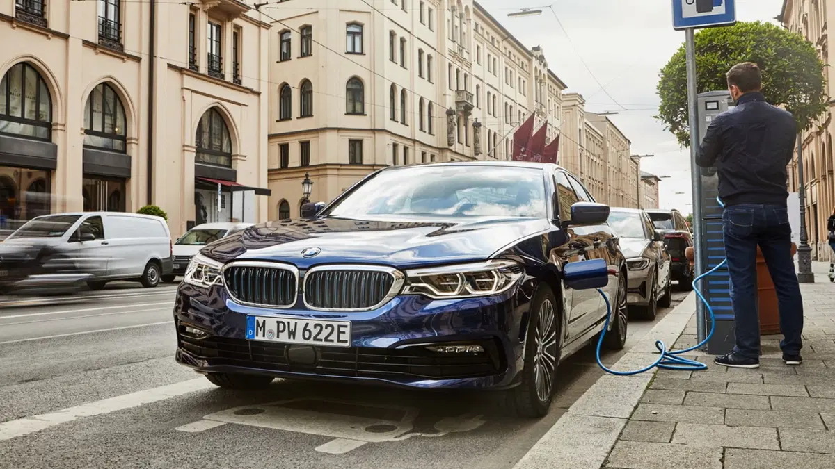 BMW 530e 2019 | Più batteria per 57 km di autonomia elettrica (2)
