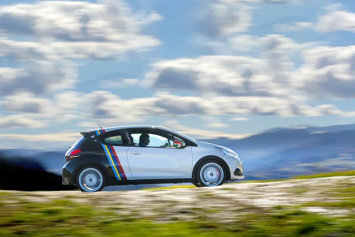 Peugeot 208 GTi/NOVE, 208 da record (2)