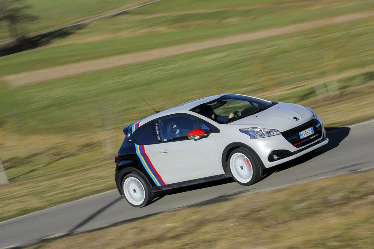 Peugeot 208 GTi/NOVE, 208 da record (3)