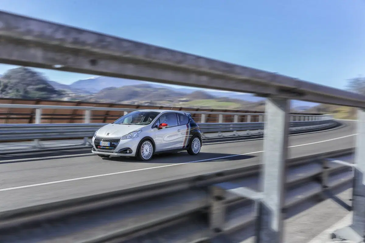 Peugeot 208 GTi/NOVE, 208 da record (19)