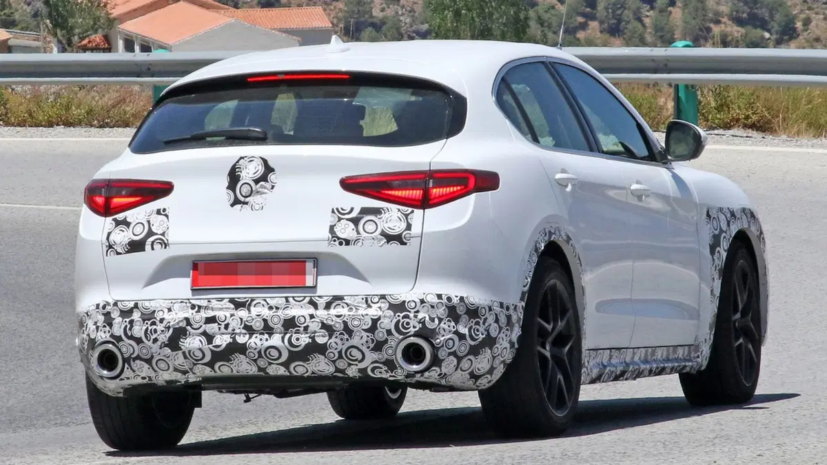 Alfa Romeo Stelvio 2020 | In arrivo un leggero restyling per lei e Giulia (2)