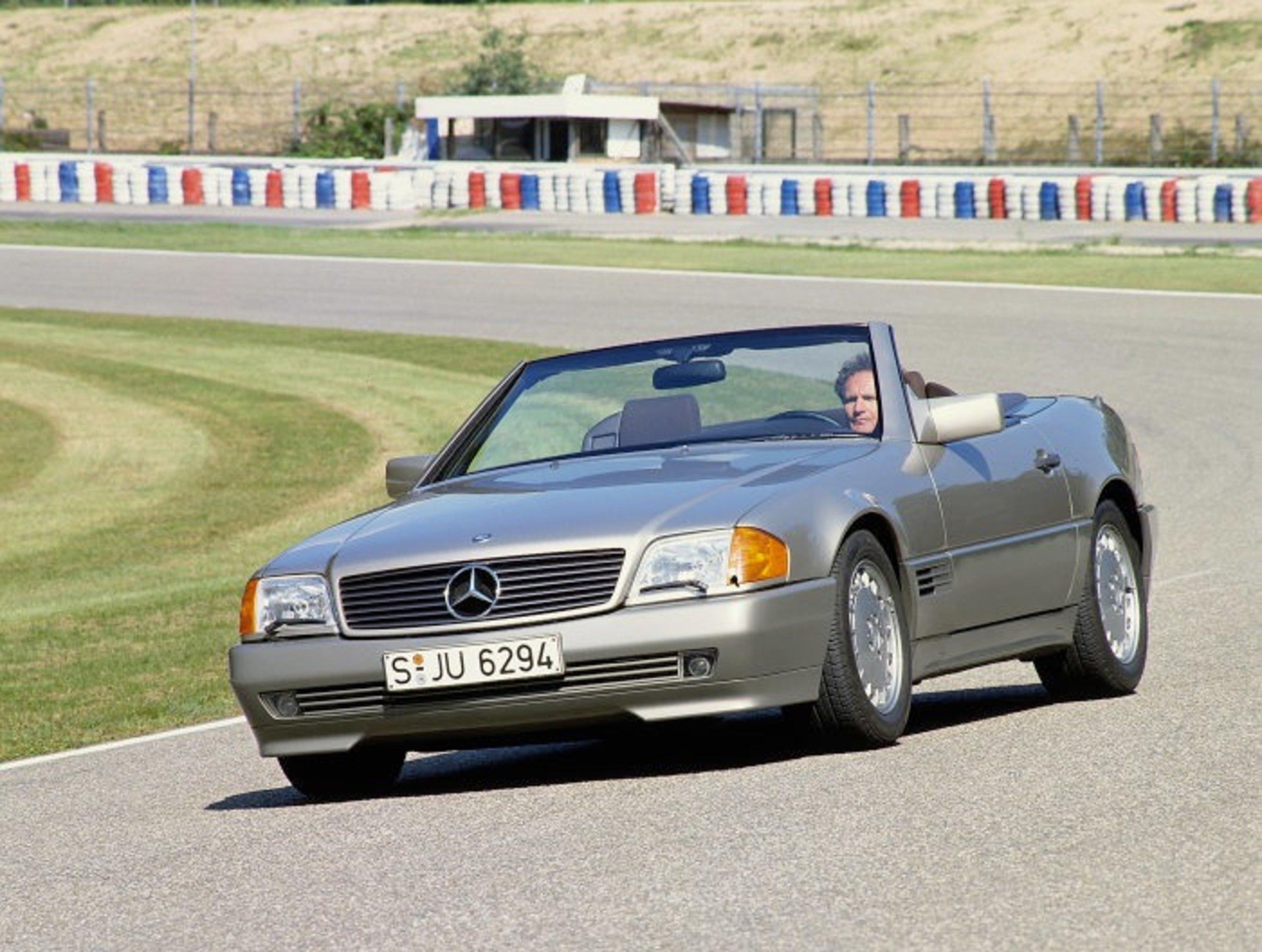 Auto storica aperta, appetibile, con Stella: la lussuosa e svalutata Mercedes SL (R129)
