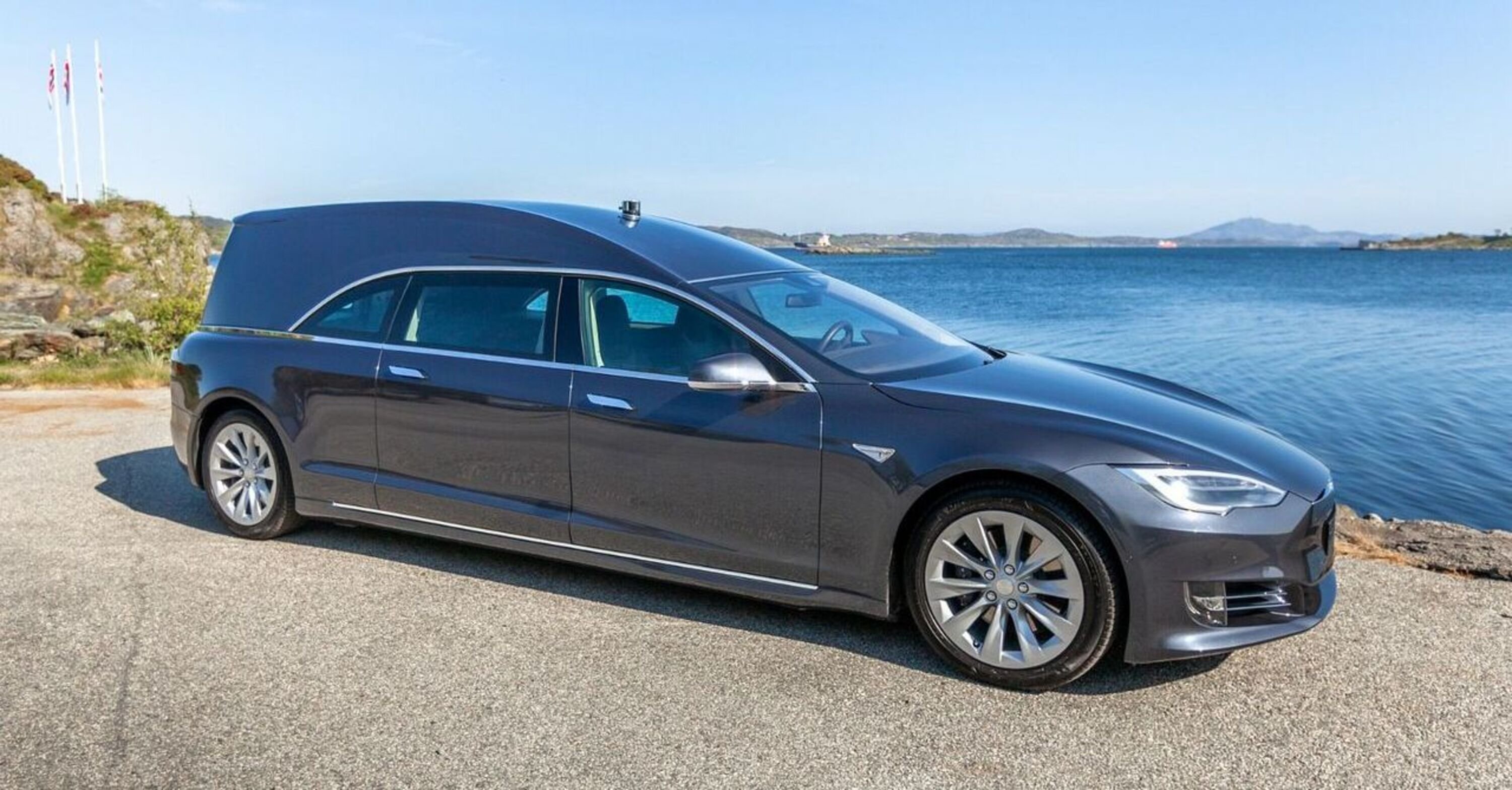 Carro funebre premium, veloce, a emissioni zero: ecco Tesla Model Hearse (S)