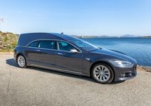 Carro funebre premium, veloce, a emissioni zero: ecco Tesla Model Hearse (S)