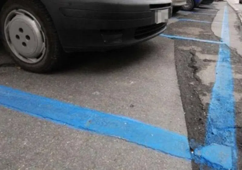 Fate particolare attenzione alle strisce blu, &egrave; bene informarsi sul sito del comune di villeggiatura in merito agli orari in cui sono gratuite