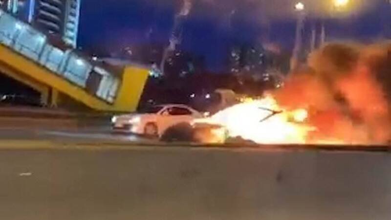 Tesla Model 3 in fiamme dopo tamponamento in autopilot [video]