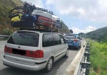 In vacanza con tutto in auto: monovolume VW con tetto “stracarico” fermato in autostrada