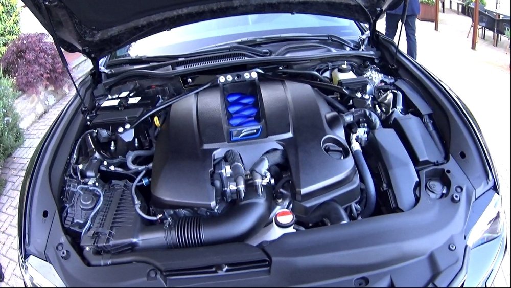 Il vano motore della RC-F: ospita un V8 Euro6