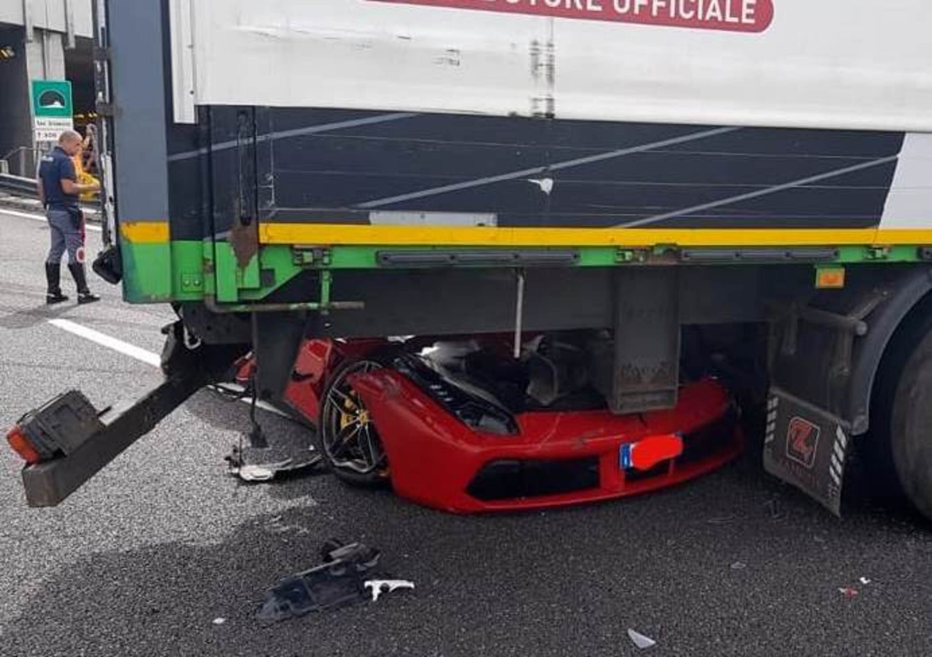 La Rossa incastrata blocca il traffico: Ferrari 488 si infila sotto un camion [foto]