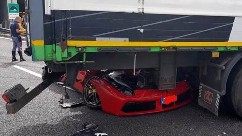 La Rossa incastrata blocca il traffico: Ferrari 488 si infila sotto un camion [foto]