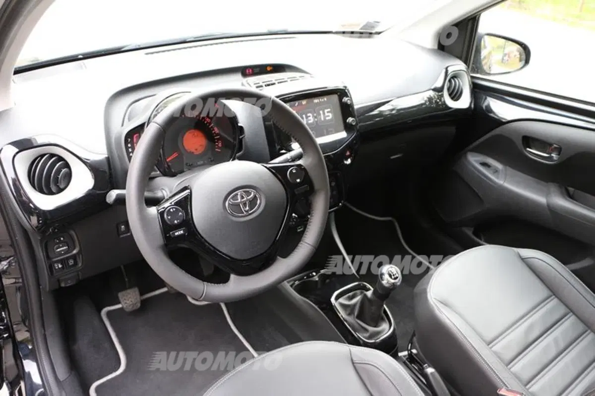 Toyota Aygo Connect 1.0 VVT-i 72 CV 5 porte x-cool (33)