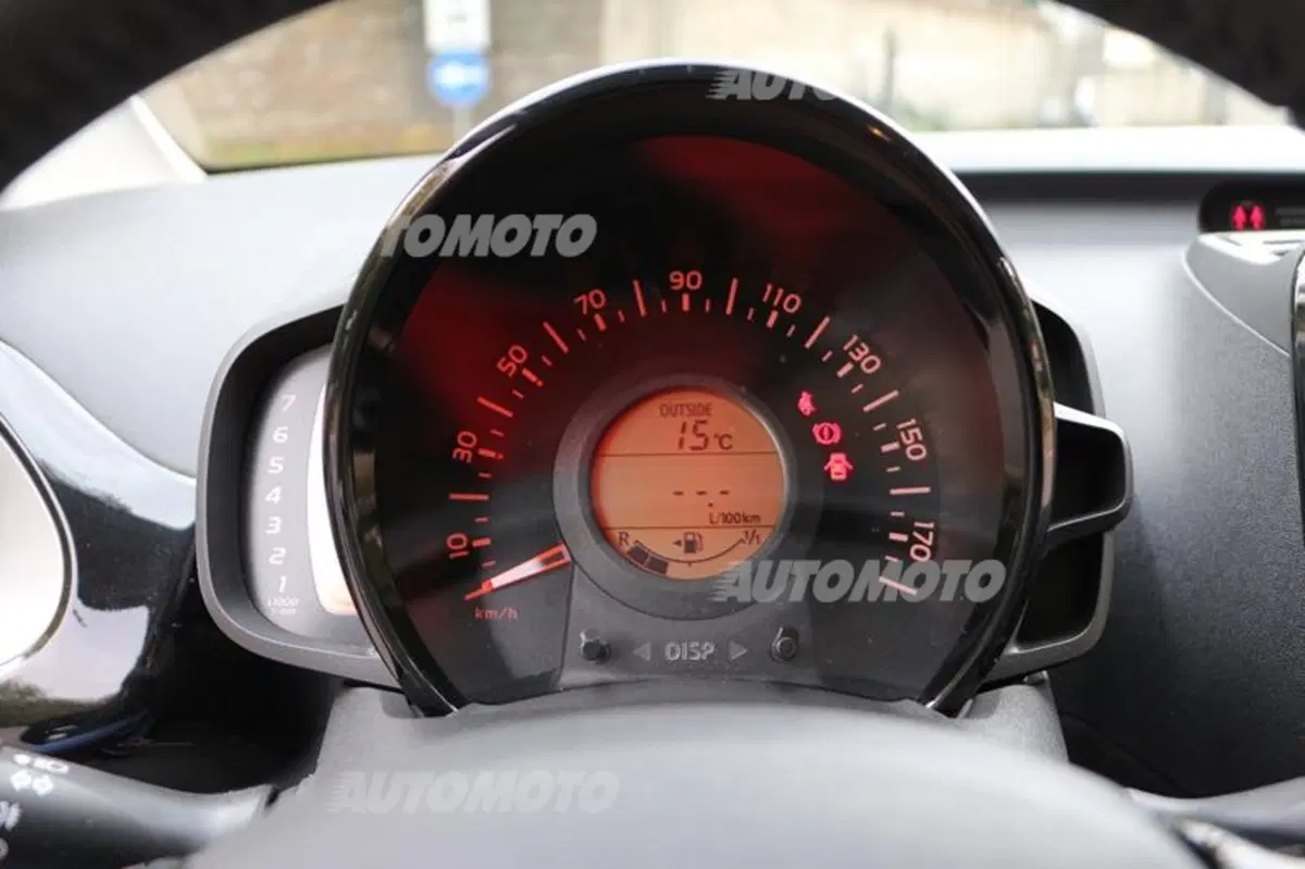 Toyota Aygo Connect 1.0 VVT-i 72 CV 5 porte x-cool (40)