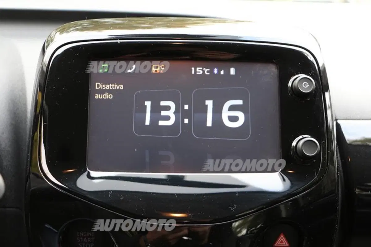 Toyota Aygo Connect 1.0 VVT-i 72 CV 5 porte x-cool (39)