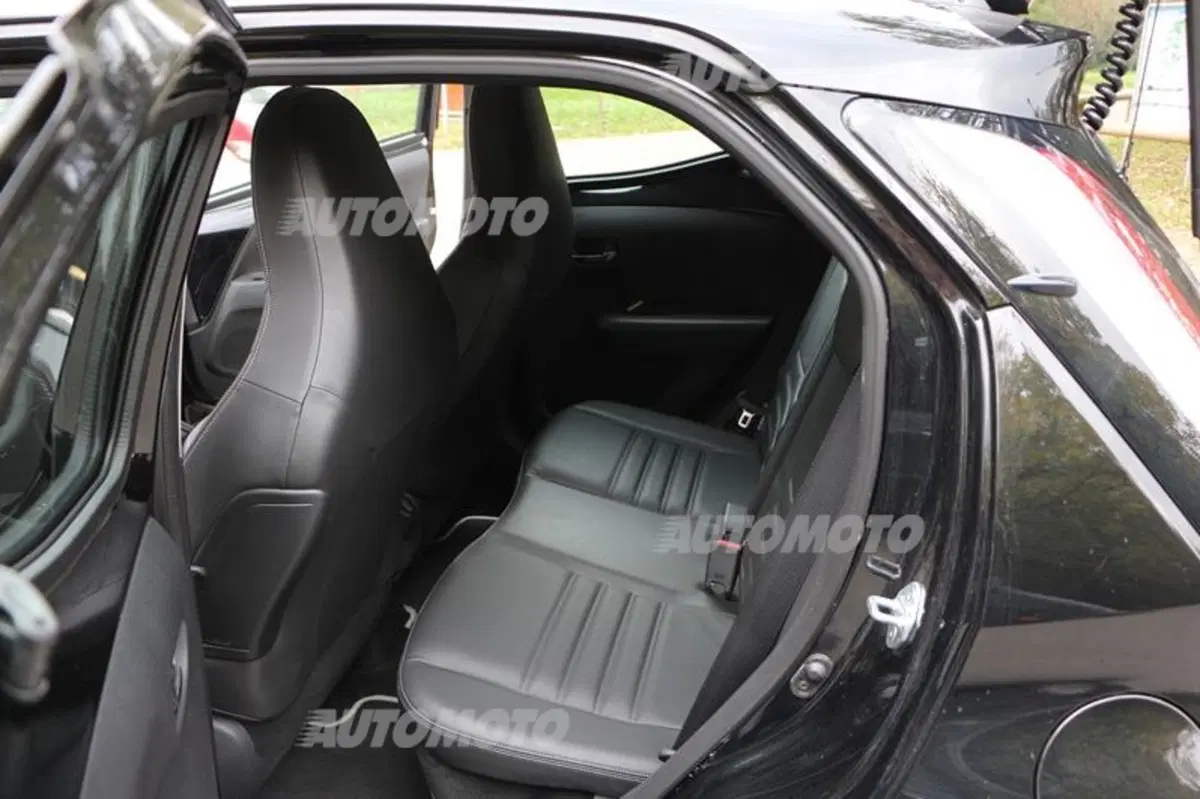 Toyota Aygo Connect 1.0 VVT-i 72 CV 5 porte x-cool (36)