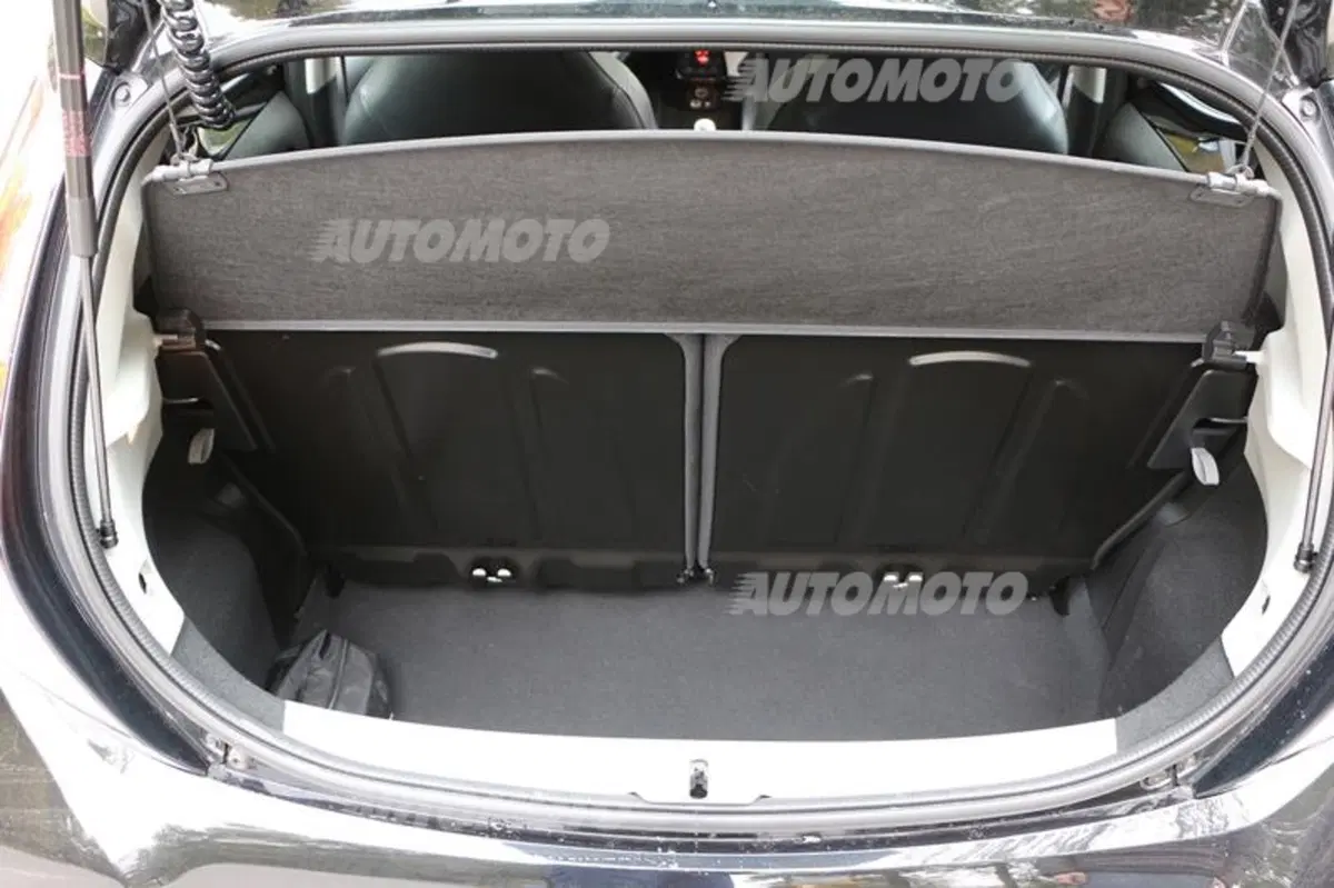 Toyota Aygo Connect 1.0 VVT-i 72 CV 5 porte x-cool (41)