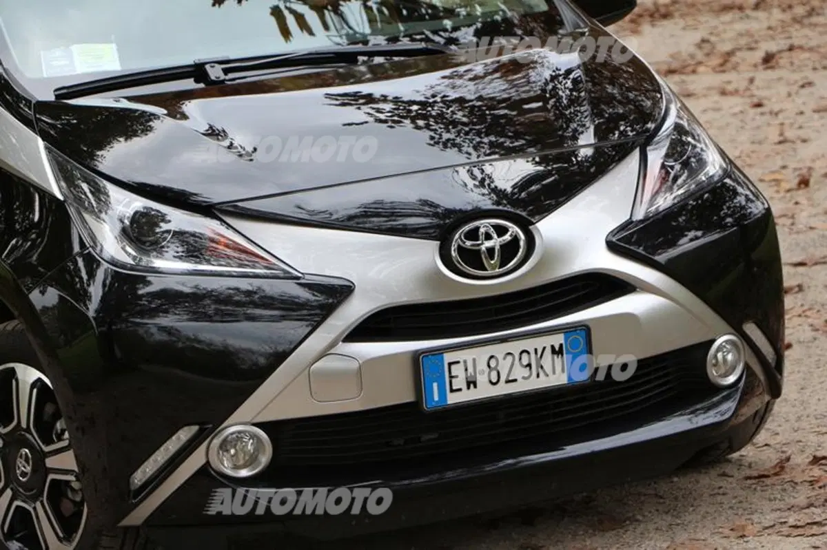 Toyota Aygo Connect 1.0 VVT-i 72 CV 5 porte x-cool (30)