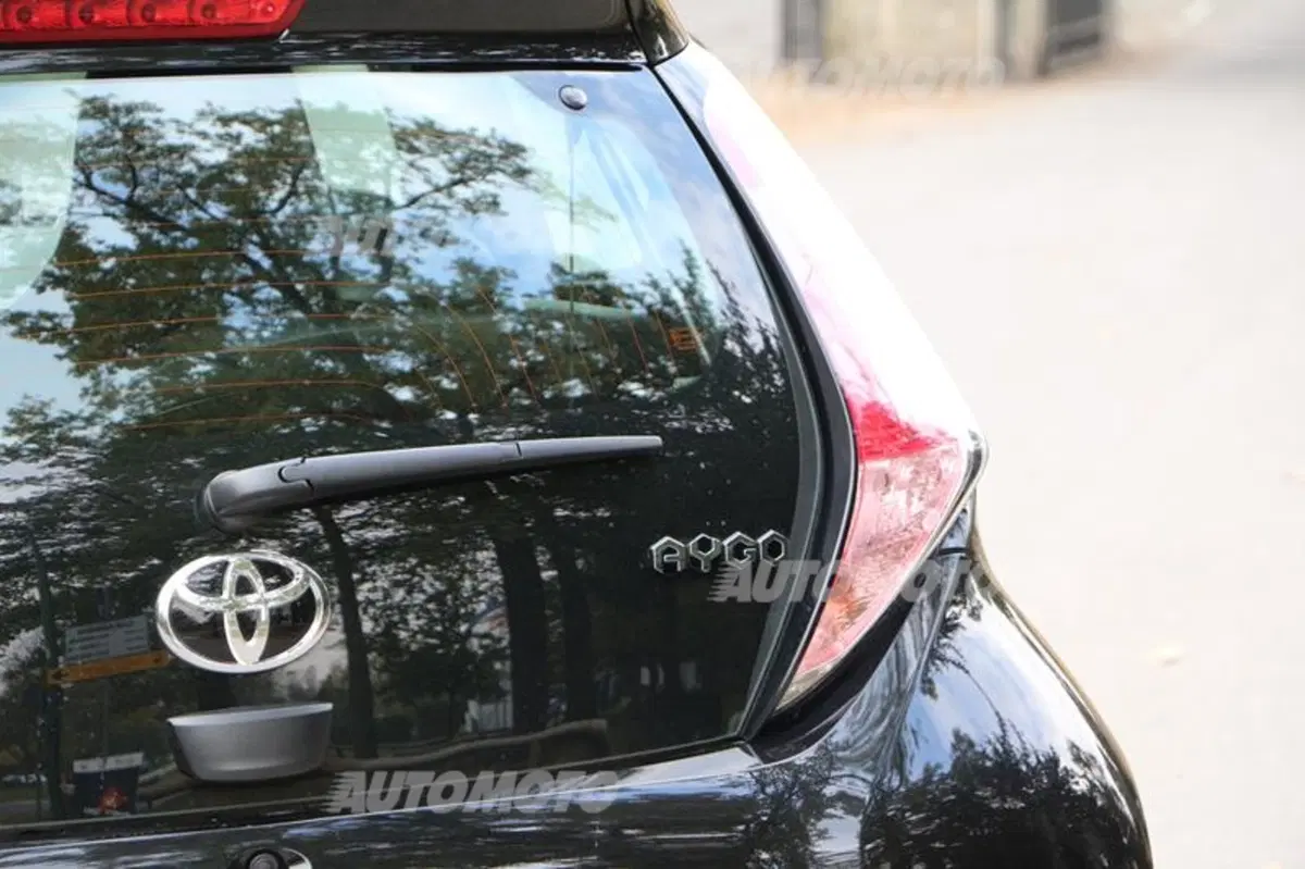 Toyota Aygo Connect 1.0 VVT-i 72 CV 5 porte x-cool (32)