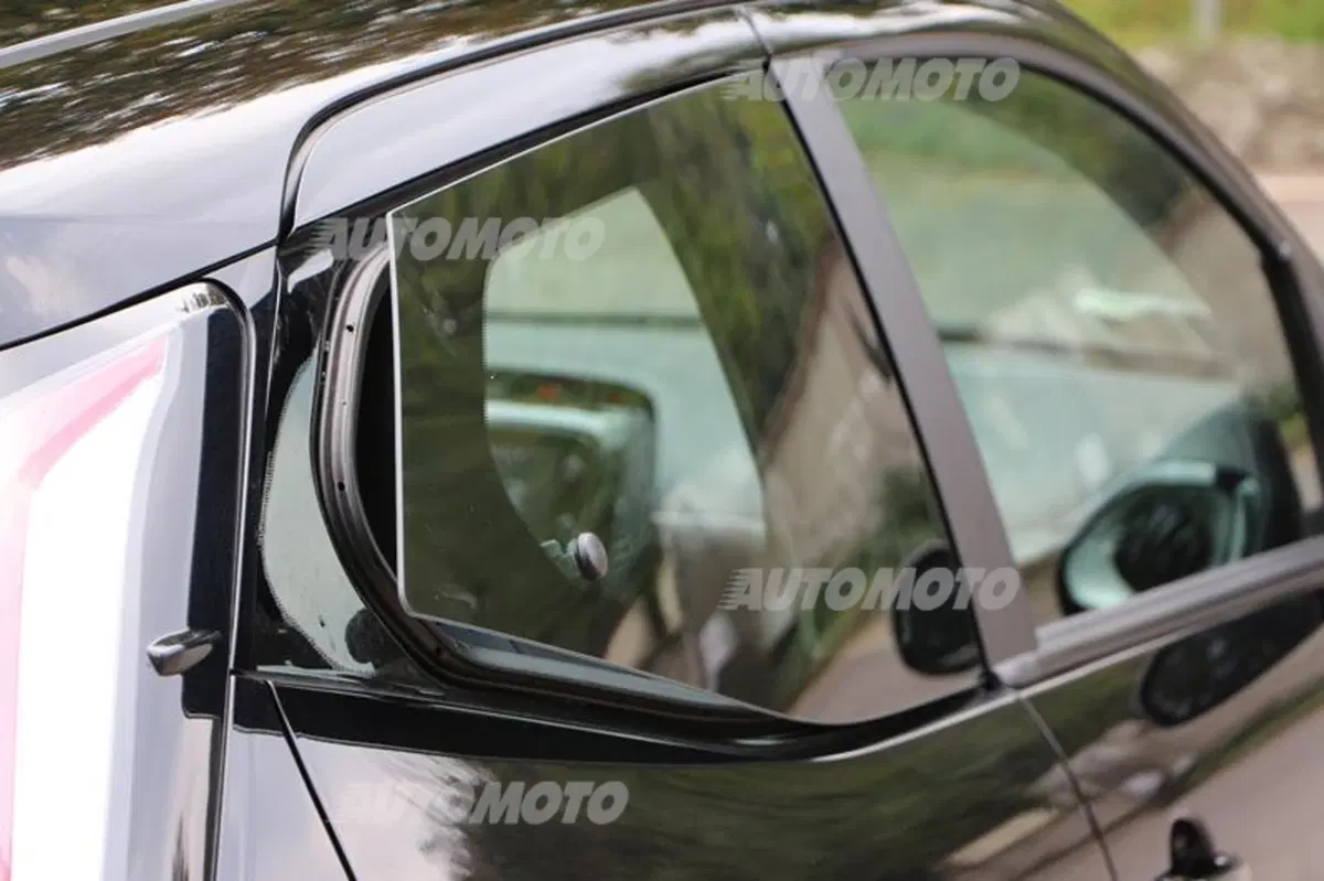 Toyota Aygo Connect 1.0 VVT-i 72 CV 5 porte x-cool (31)