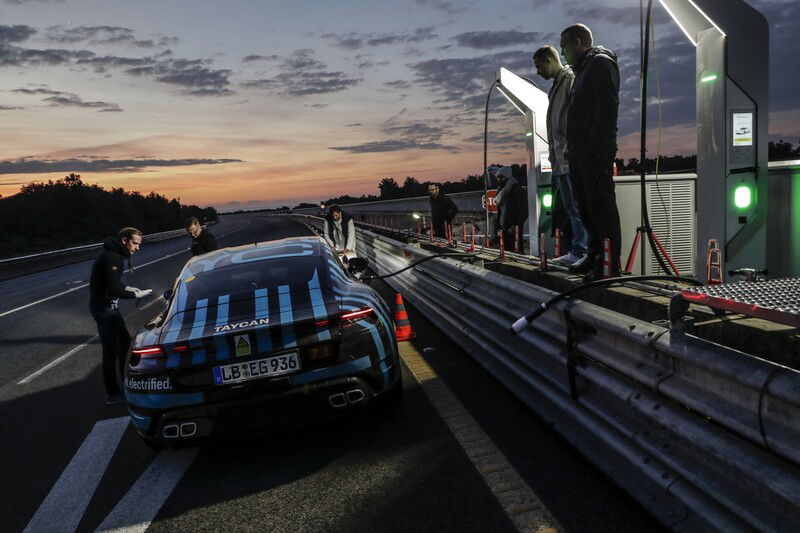 Cambio pilota e ricarica per la Porsche Taycan