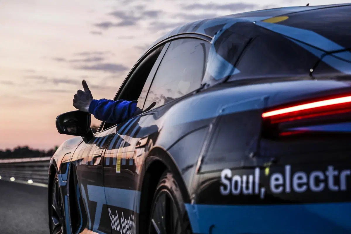 Porsche Taycan promossa ai test di durata a Nardò: 3.425 km in 24 ore (2)