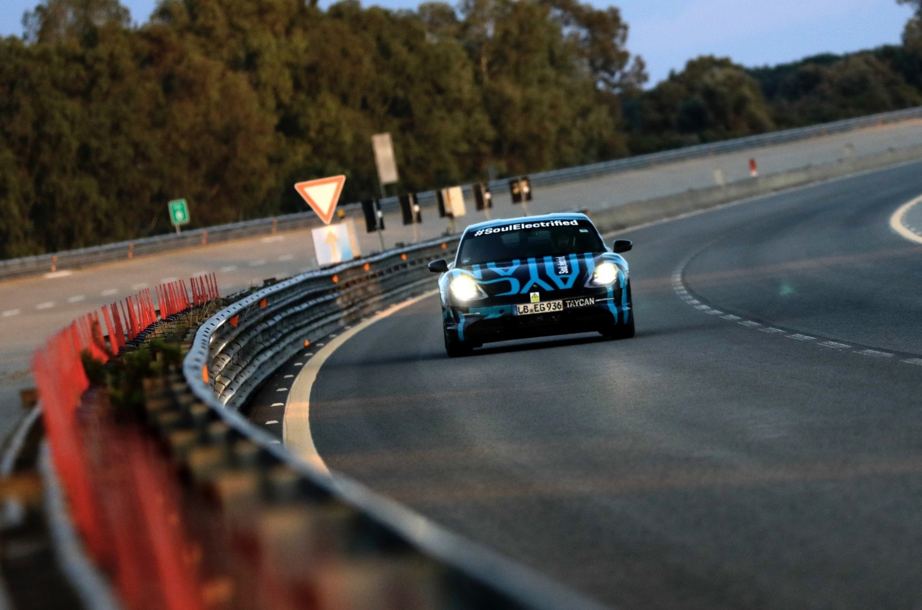 Porsche Taycan promossa ai test di durata a Nard&ograve;: 3.425 km in 24 ore
