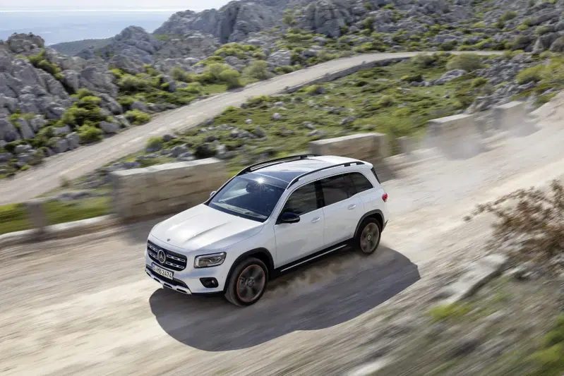 La nuova Mercedes GLB in fuoristrada