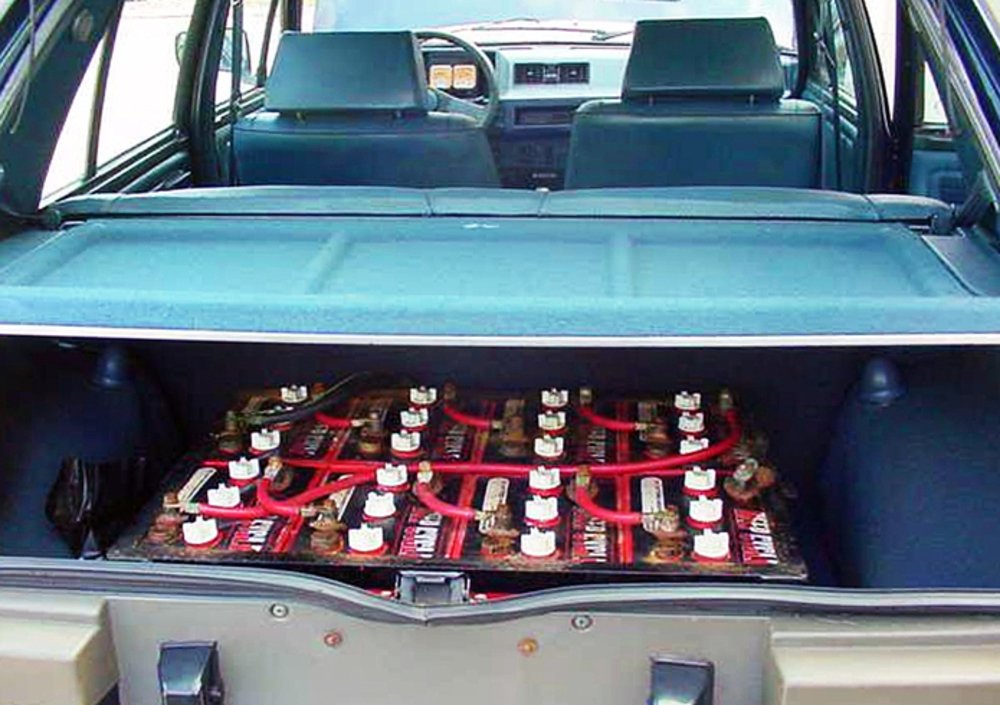 I pacchi batteria a 6v installati nel bagagliaio. 100 km di autonomia