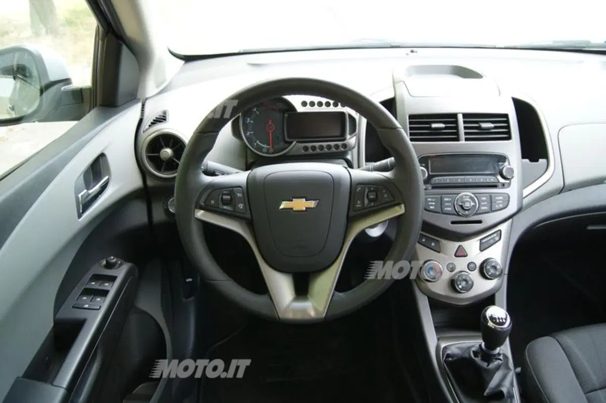 Chevrolet Aveo (2011-15) (17)