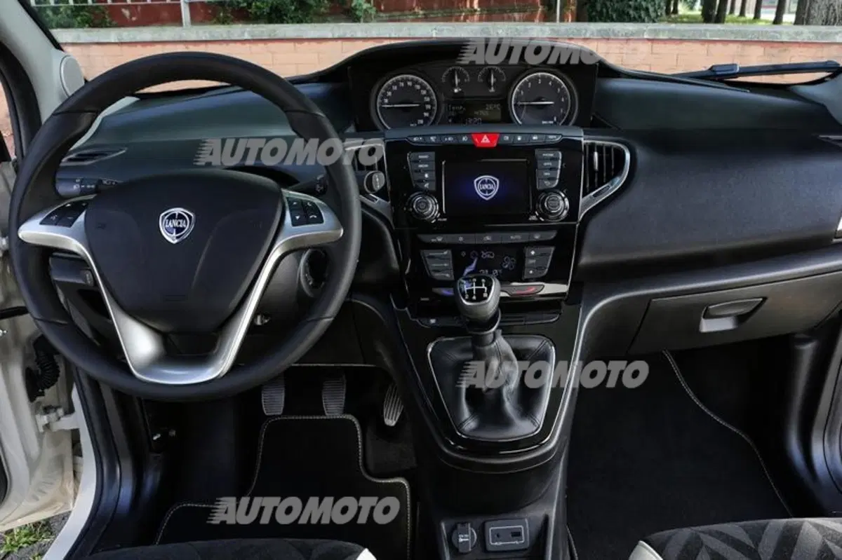 Lancia Ypsilon 1.2 69 CV 5 porte GPL Ecochic Gold (35)