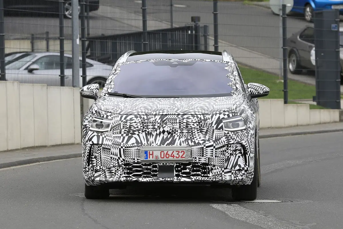 Volkswagen ID. Crozz: il SUV elettrico avvistato insieme alla ID.3 (9)
