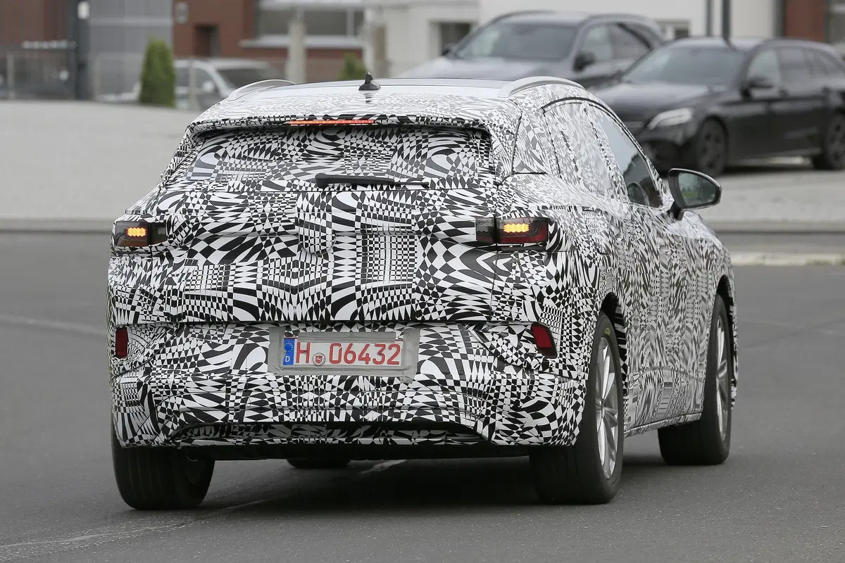 Volkswagen ID. Crozz: il SUV elettrico avvistato insieme alla ID.3 (11)