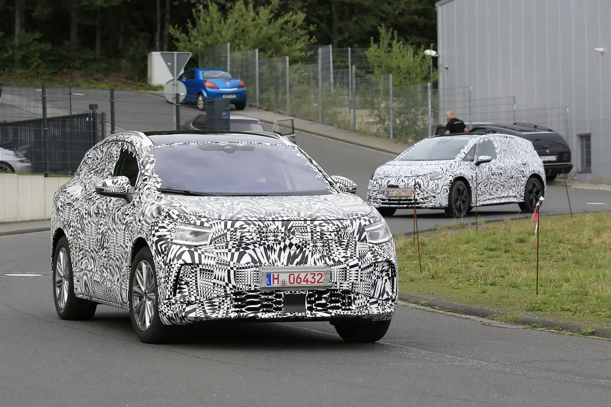 Volkswagen ID. Crozz: il SUV elettrico avvistato insieme alla ID.3 (12)