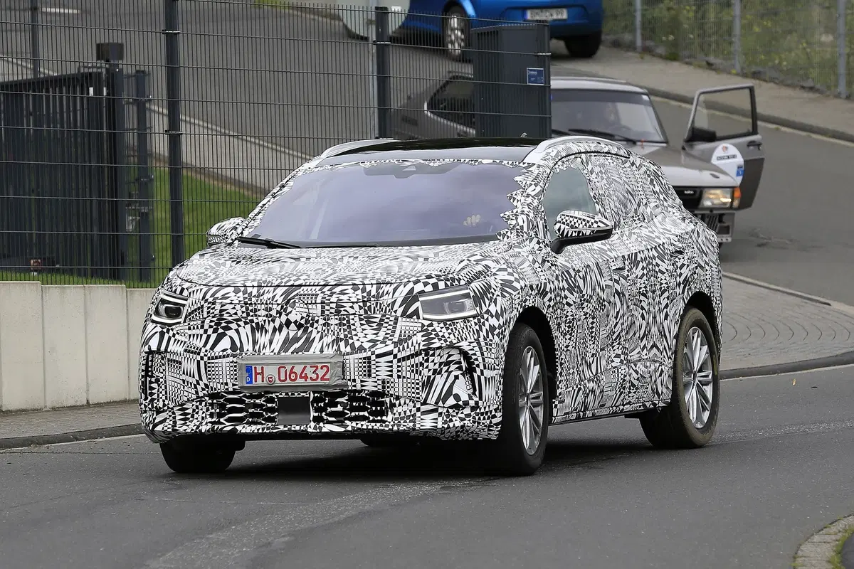 Volkswagen ID. Crozz: il SUV elettrico avvistato insieme alla ID.3 (15)
