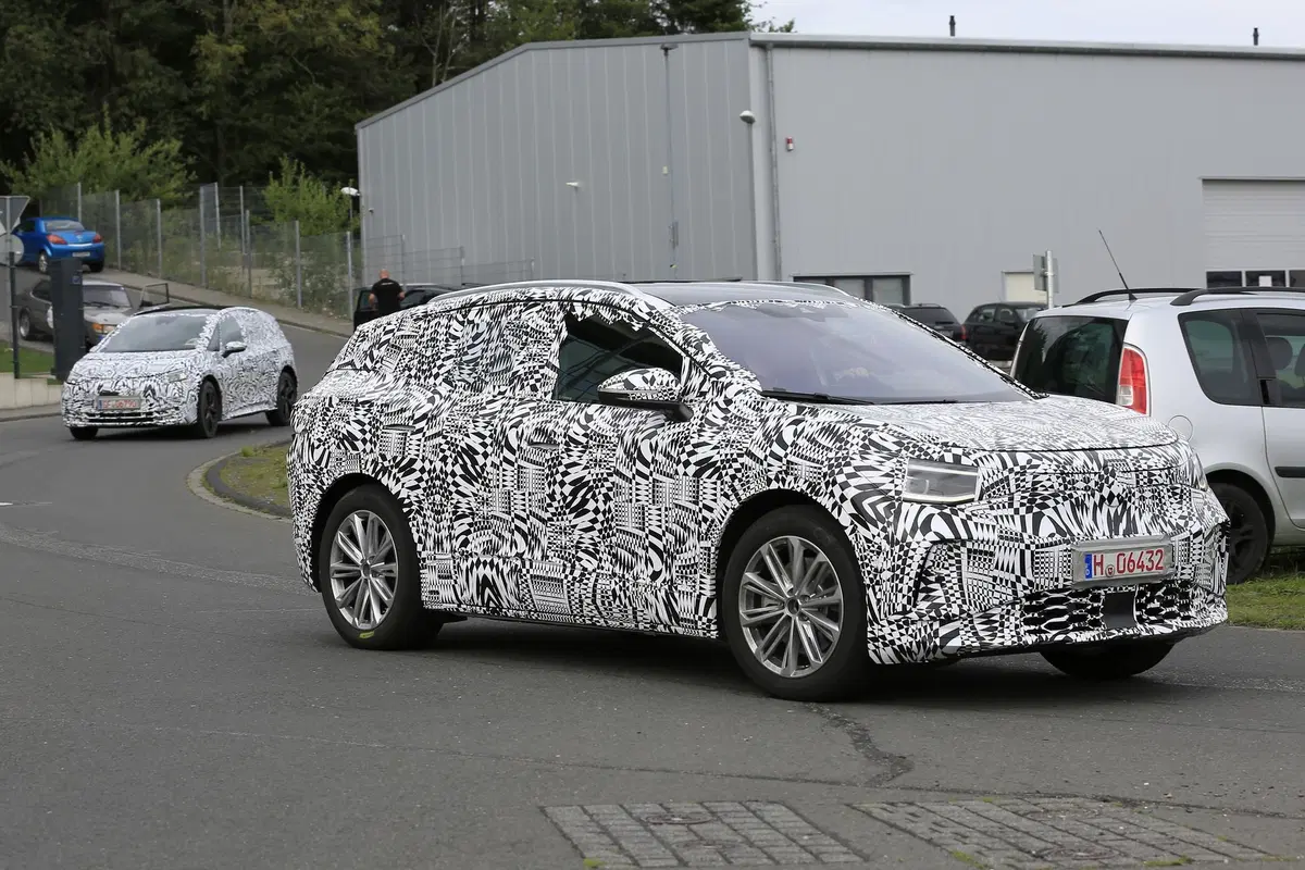 Volkswagen ID. Crozz: il SUV elettrico avvistato insieme alla ID.3 (14)