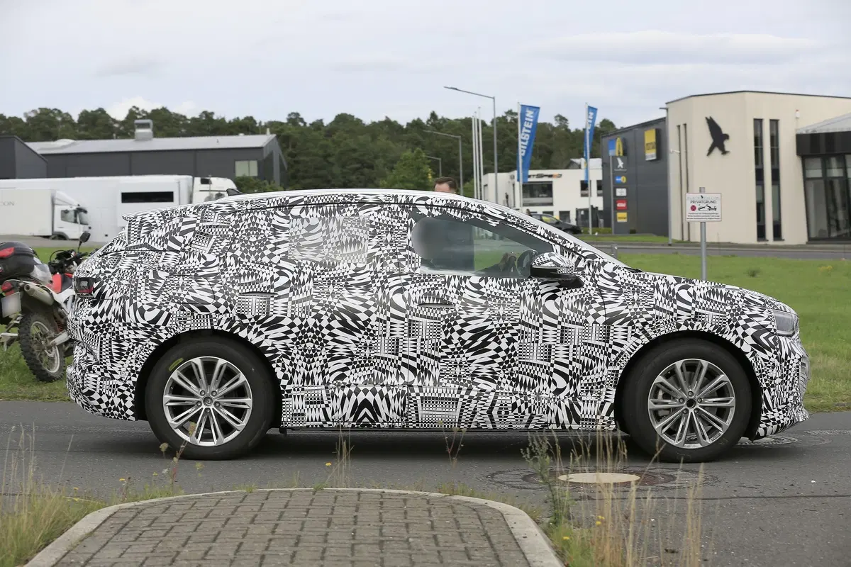 Volkswagen ID. Crozz: il SUV elettrico avvistato insieme alla ID.3 (3)