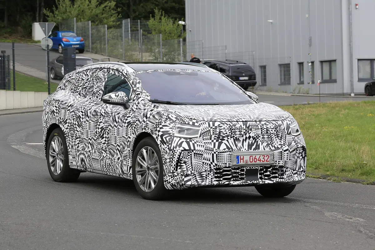 Volkswagen ID. Crozz: il SUV elettrico avvistato insieme alla ID.3 (4)