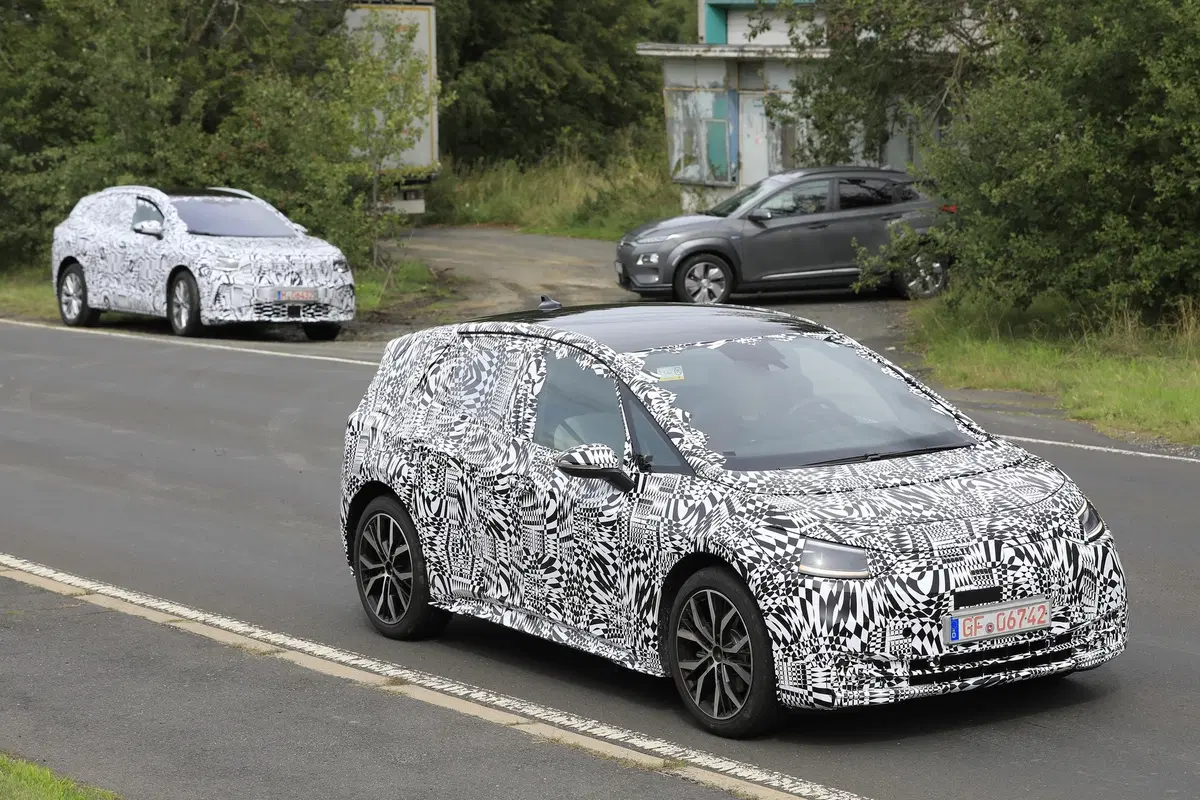Volkswagen ID. Crozz: il SUV elettrico avvistato insieme alla ID.3 (17)