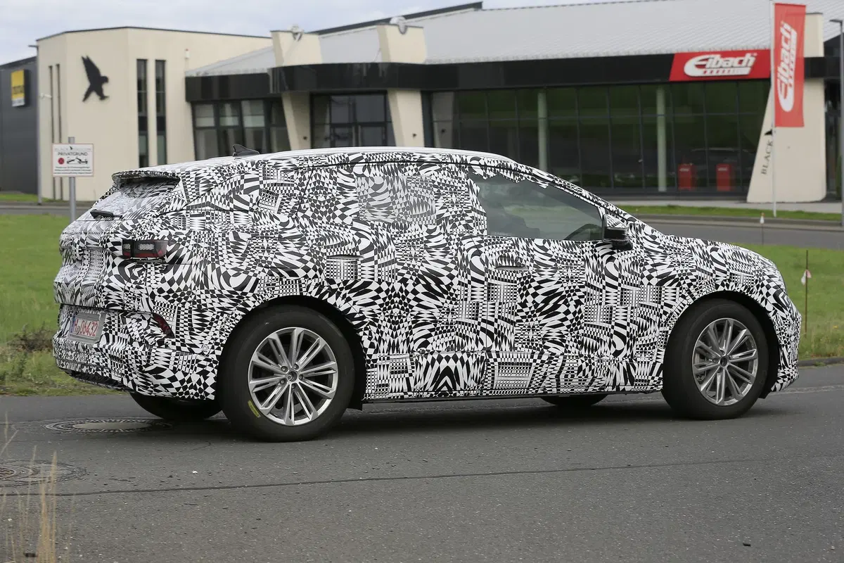 Volkswagen ID. Crozz: il SUV elettrico avvistato insieme alla ID.3 (21)