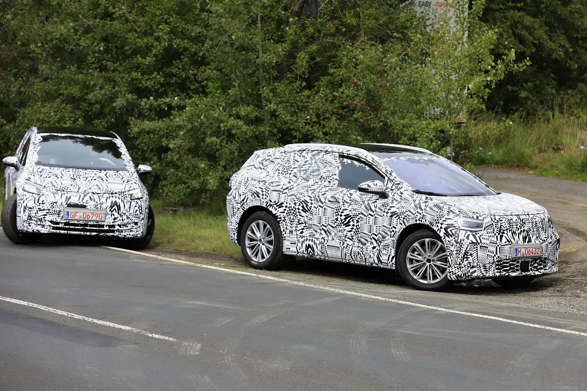 Volkswagen ID. Crozz: il SUV elettrico avvistato insieme alla ID.3 (10)