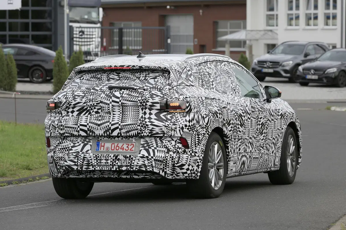 Volkswagen ID. Crozz: il SUV elettrico avvistato insieme alla ID.3 (5)
