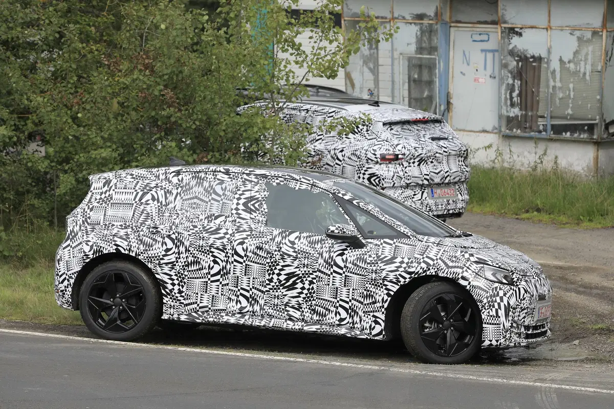 Volkswagen ID. Crozz: il SUV elettrico avvistato insieme alla ID.3 (22)