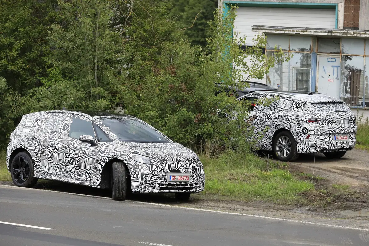 Volkswagen ID. Crozz: il SUV elettrico avvistato insieme alla ID.3 (2)