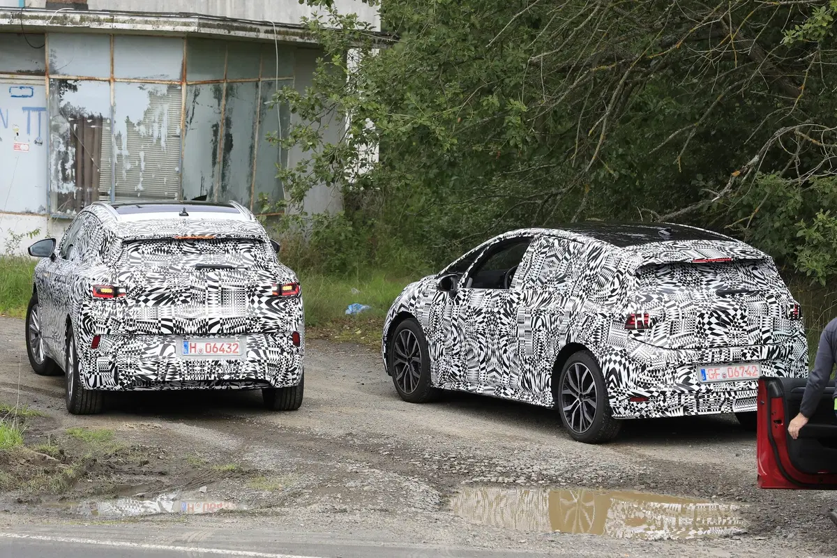 Volkswagen ID. Crozz: il SUV elettrico avvistato insieme alla ID.3 (23)