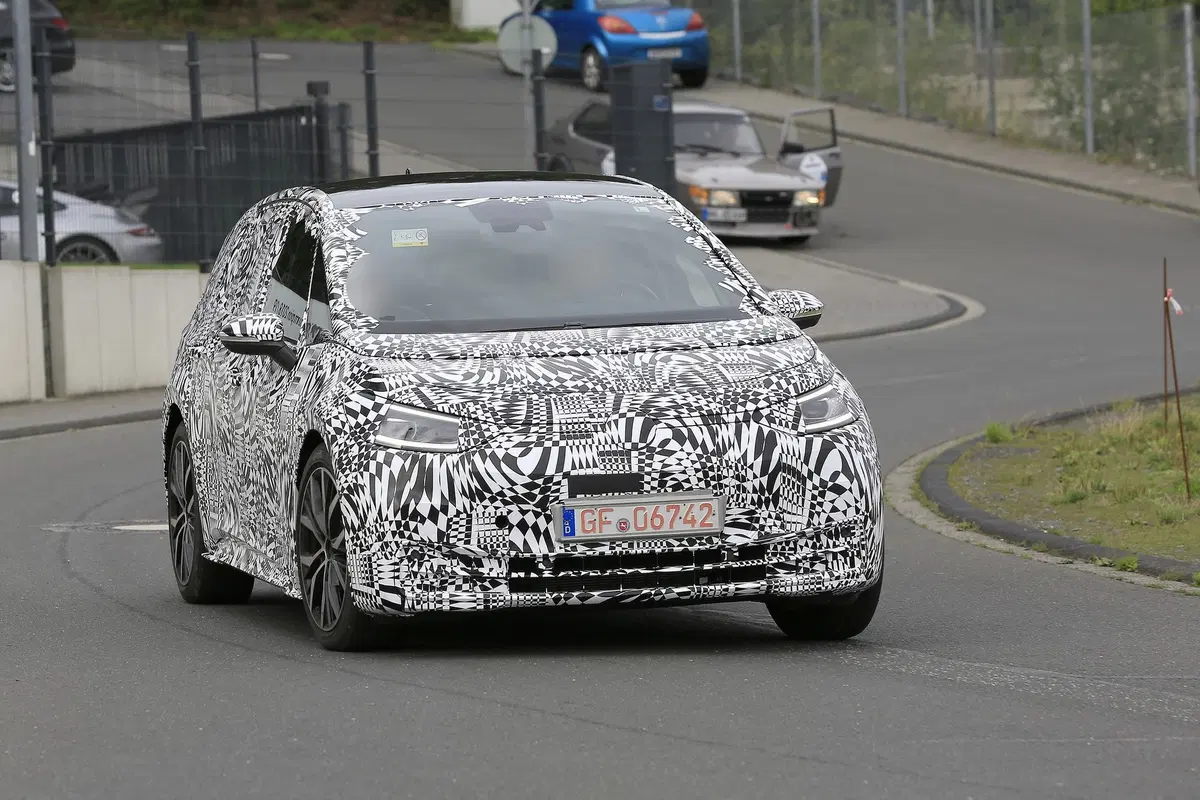 Volkswagen ID. Crozz: il SUV elettrico avvistato insieme alla ID.3 (8)