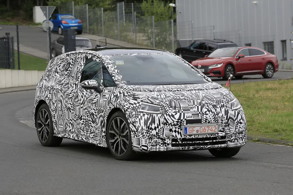 Volkswagen ID. Crozz: il SUV elettrico avvistato insieme alla ID.3 (13)