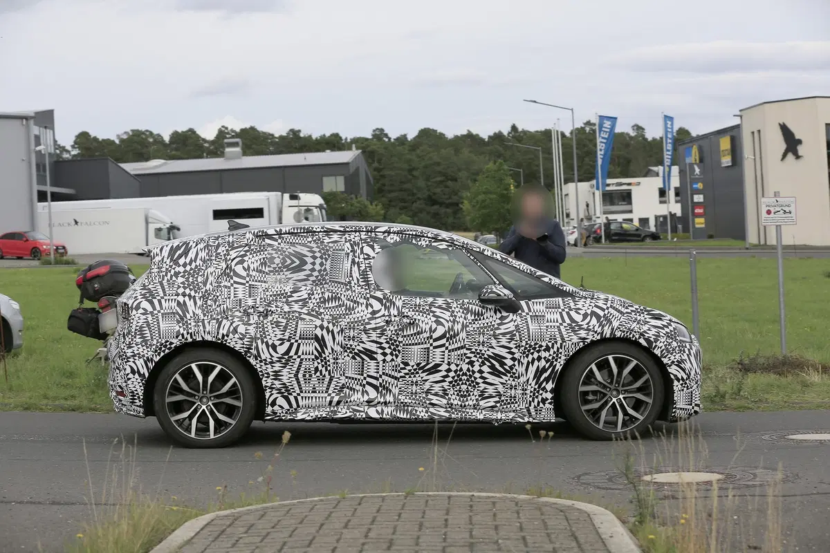 Volkswagen ID. Crozz: il SUV elettrico avvistato insieme alla ID.3 (18)