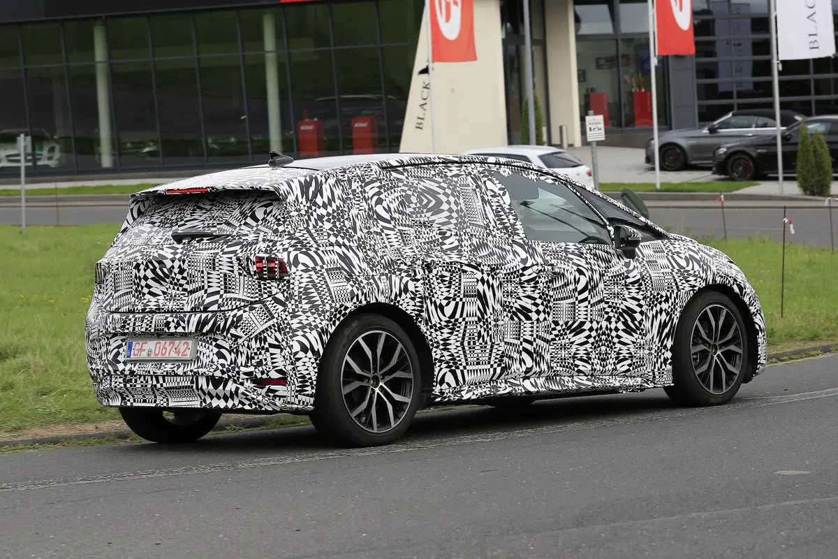 Volkswagen ID. Crozz: il SUV elettrico avvistato insieme alla ID.3 (7)