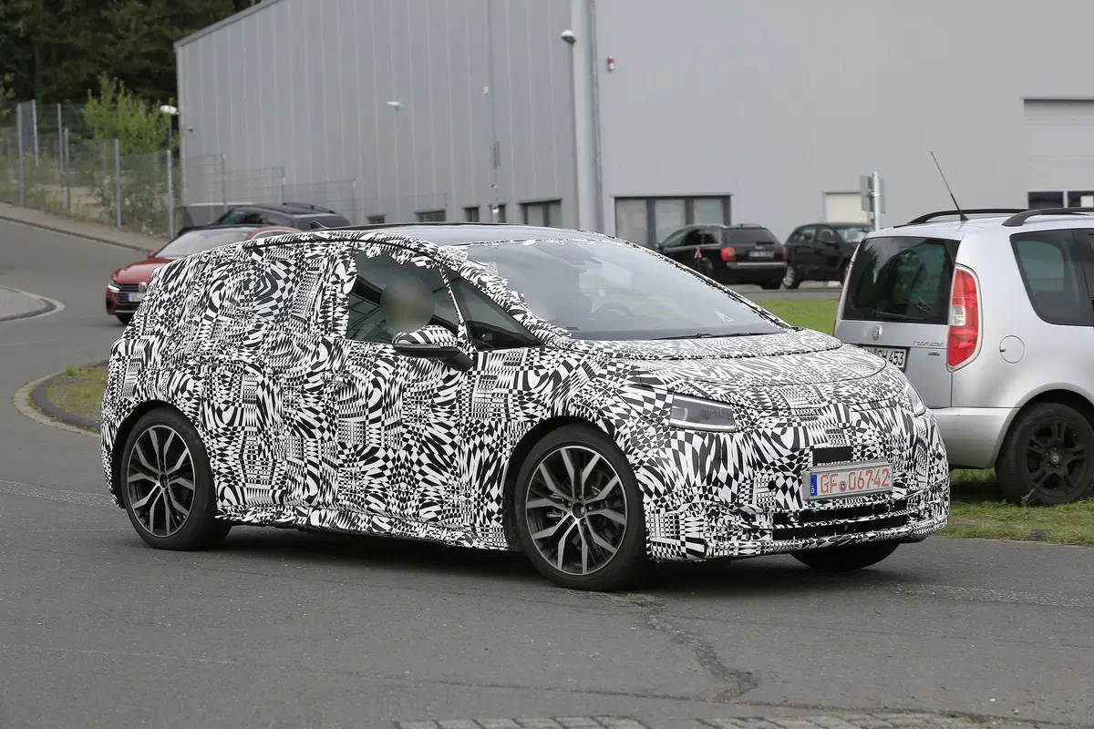 Volkswagen ID. Crozz: il SUV elettrico avvistato insieme alla ID.3 (25)
